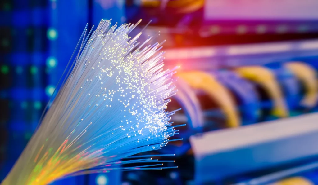 Fibres optiques et câbles réseau dans une baie télécom