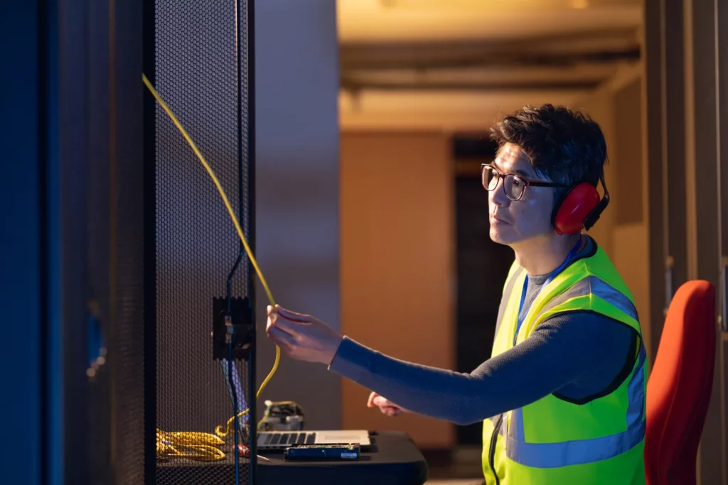 Technicien en intervention dans un local technique réseau