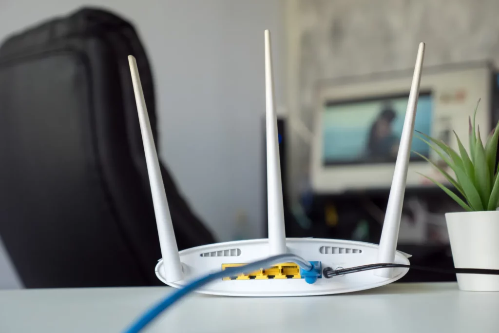 Routeur WiFi professionnel à antennes dans un bureau